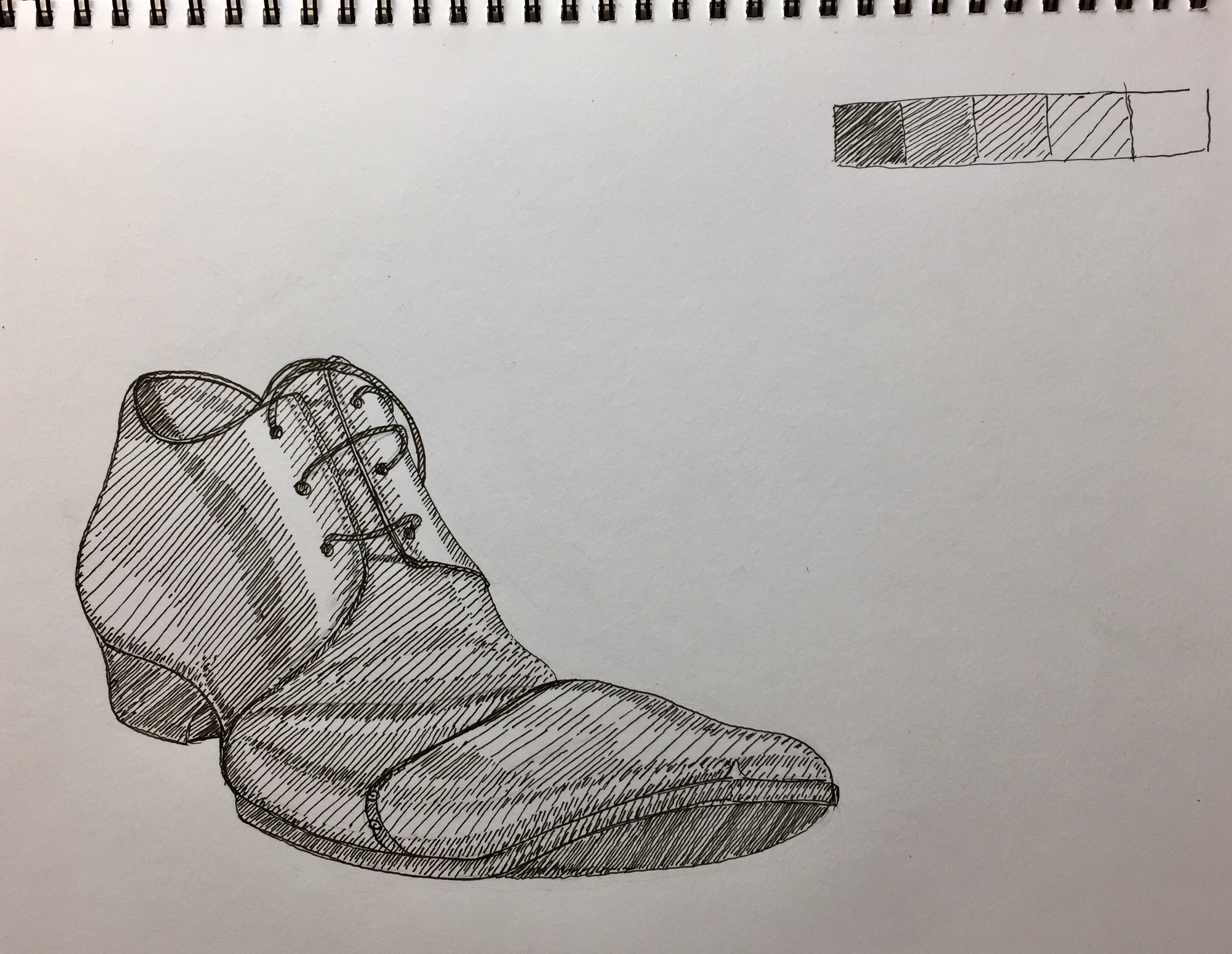  Croquis d'une chaussure Ã  l'encre technique hachures  cours de dessin 
