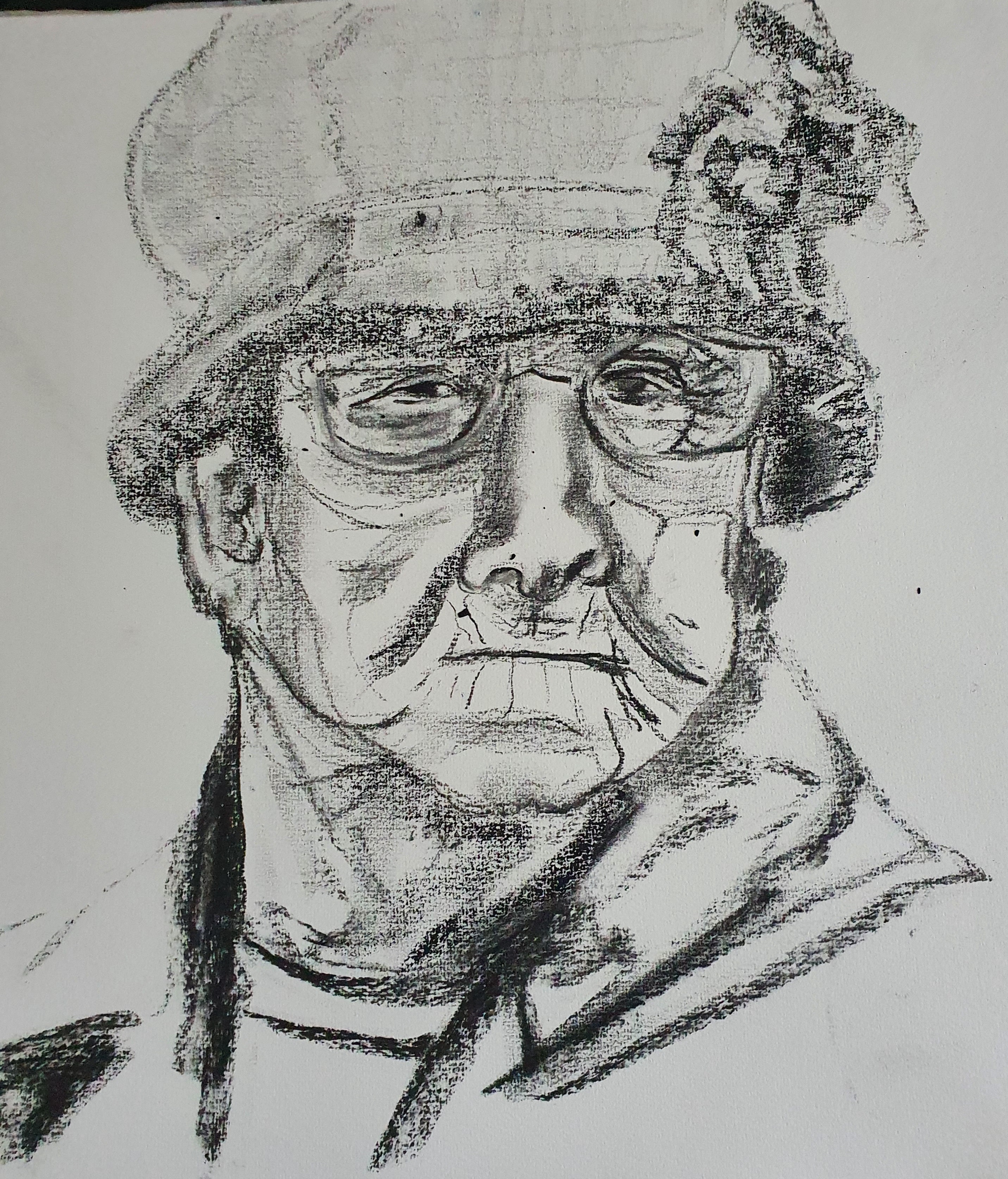  Portrait femme de face avec chapeau fusain sur papier  cours de dessin 